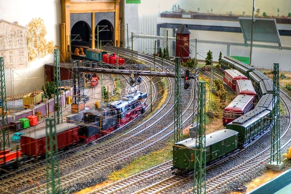 largest model train scale